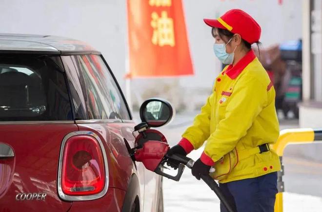 油價(jià)十連漲，為何人們對電動(dòng)車依舊猶豫？